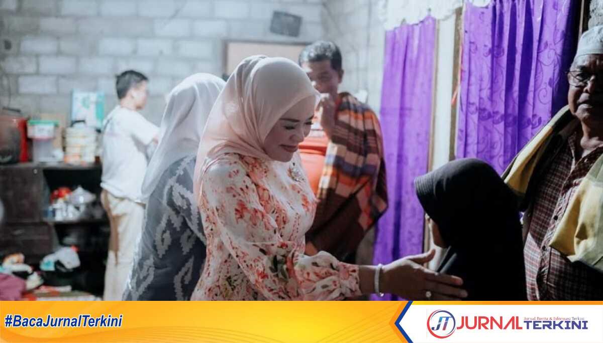 Calon Bupati Solok Emiko menyambangi keluarga korban longsor tambang emas di Nagari Sungai Abu, Kabupaten Solok, Jum'at (27/9/2024). (jurnalterkini.id/dion).