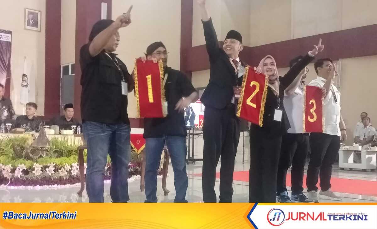 Ketiga Pasangan Calon Walikota dan Wakil Walikota Tegal usai pengambilan nomor urut, Di Gedung Hanggawana Komplek Samsat, Senin 23/04/2024. (Foto: JurnalTerkini.id/Supriyadi)