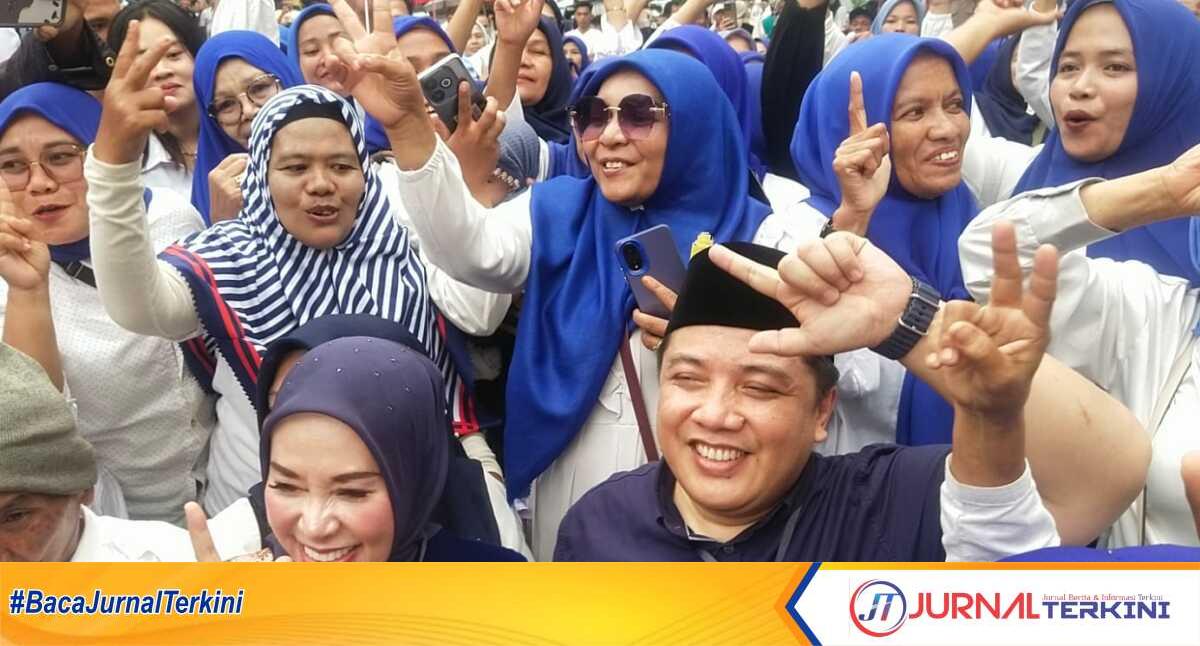 Pasangan Emiko-Irwan bersama para pendukung pelataran parkir sport hall GOR Haji Batubatupang, di acara pengundian nomor urut, Selasa (23/9/2024). (Foto. Diona/jurnalterkini.id).