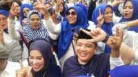 Pasangan Emiko-Irwan bersama para pendukung pelataran parkir sport hall GOR Haji Batubatupang, di acara pengundian nomor urut, Selasa (23/9/2024). (Foto. Diona/jurnalterkini.id).