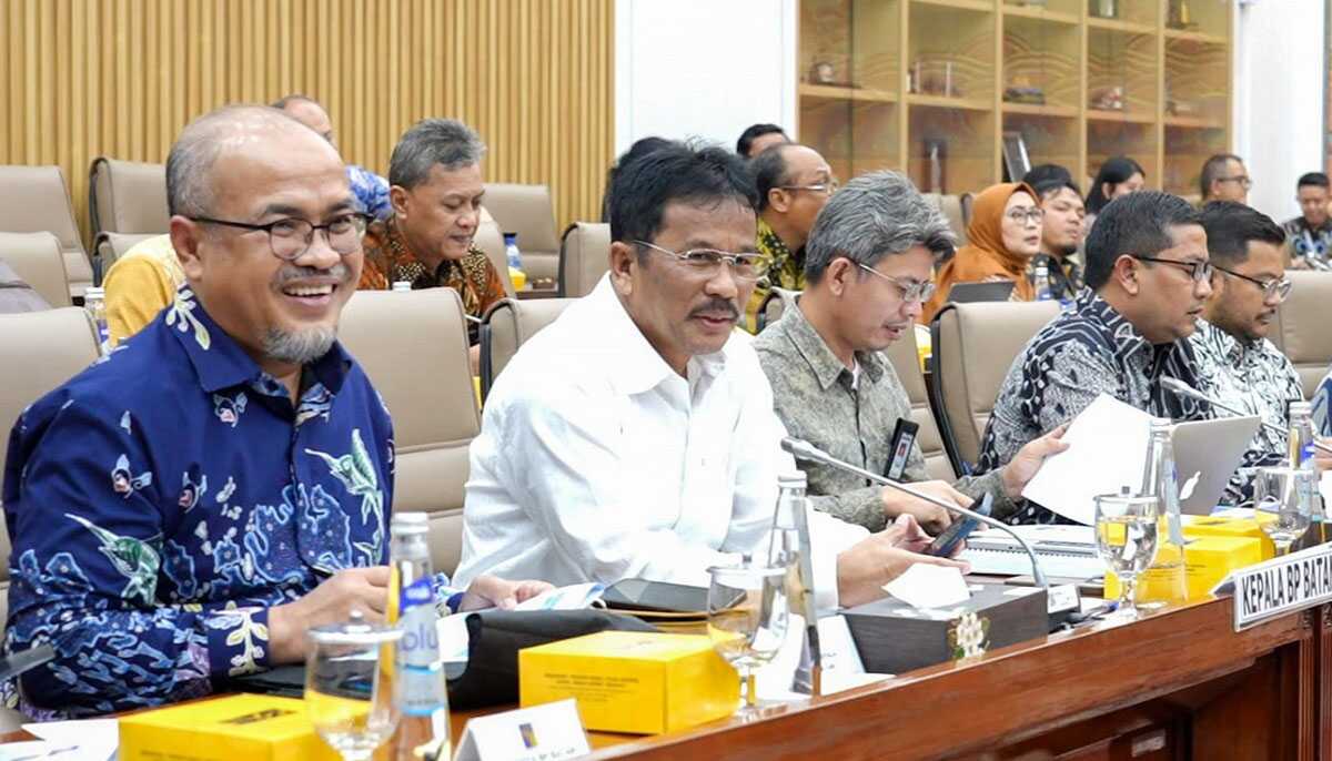 Kepala Badan Pengusahaan (BP) Batam Muhammad Rudi (2 kiri) menghadiri pengesahan pagu anggaran BP Batam 2025 dalam Rapat Dengar Pendapat (RDP) dengan Komisi VI DPR RI di Gedung Nusantara I, Jakarta, Rabu sore (11/9/2024). (foto: humasbpbatam)