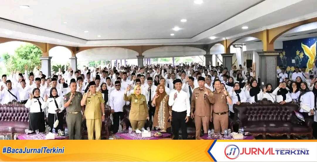 pelantikan anggota BPD Musi Rawas Bupati Hj. Ratna Machmud di Pendopoan Rumah Dinas Bupati Musi Rawas, Selasa (10/09/2024), berpose dengan para anggota BPD yang diperpanjang masa jabatannya. (JurnalTerkini.id/Alam Budi Kesuma)