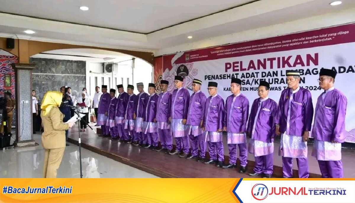 Bupati Musi Rawas Hj. Ratna Machmud melantik 1.009 Penasehat Adat dan Lembaga Adat Desa/Kelurahan, bertempat di Pendopoan Rumah Dinas Bupati Musi Rawas, Selasa (10/09/2024). (JurnalTerkini.id/alam budi kesuma)
