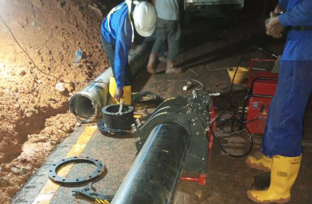 penguatan suplai air Batam Caption: Pengerjaan paralel untuk mendukung penguatan suplai air di wilayah Putra Jaya, Selasa (17/9/2024) malam. (Foto: humasbpbatam)