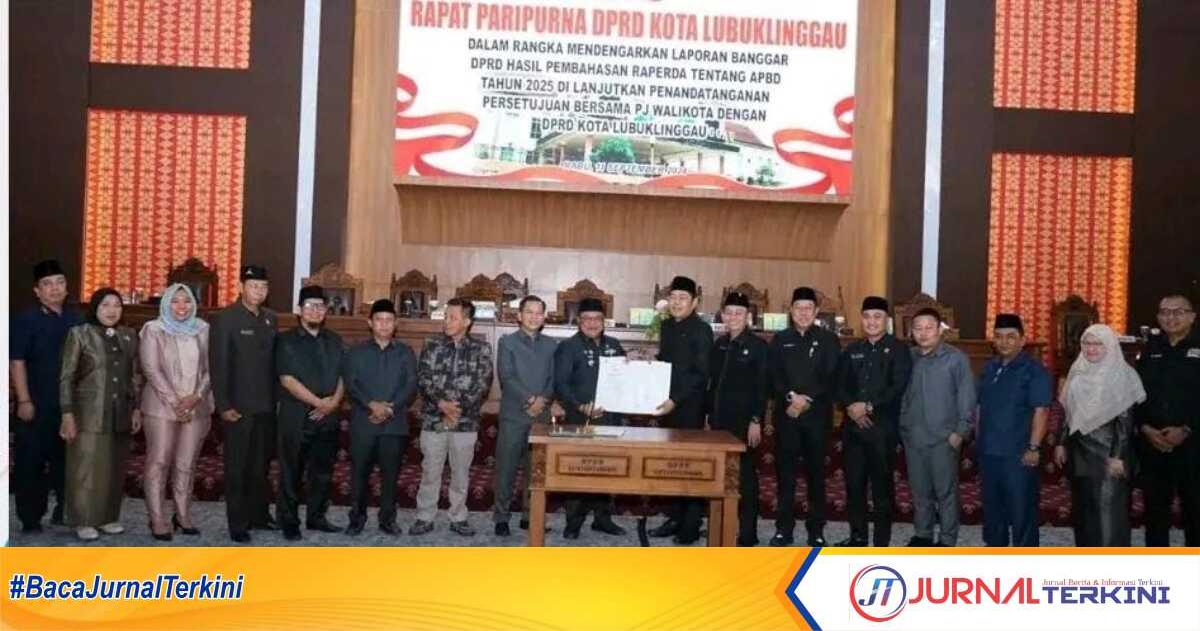 Penjabat Walikota Lubuklinggau, pimpinan dan anggota DPRD Kota Lubuklinggau berpose usai penandatanganan kesepakatan pengesahan Raperda APBD Lubuklinggau 2025 dalam rapat paripurna istimewa di DPRD Kota Lubuklinggau, Rabu (11/9/2024). (JurnalTerkini.id/alam budi kesuma)