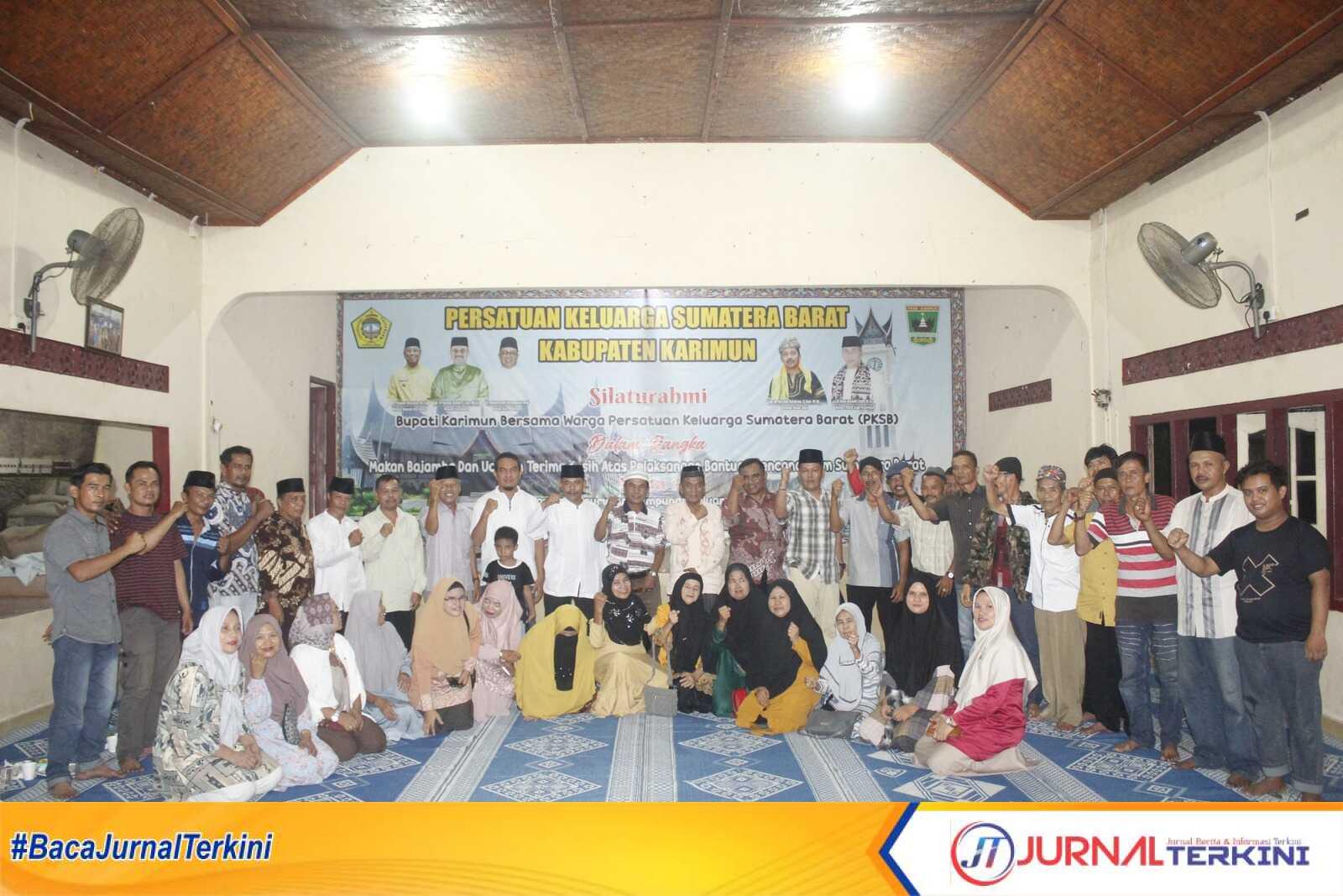 Jajaran pengurus dan anggota Himpunan Keluarga Solok dan Sekitarnya (HKSS) Kabupaten Karimun berpose usai pertemuan bulanan di gedung PKSB, Tanjung Balai Karimun, Sabtu (28/9/2024). (jurnalterkini.id/edy kencana)