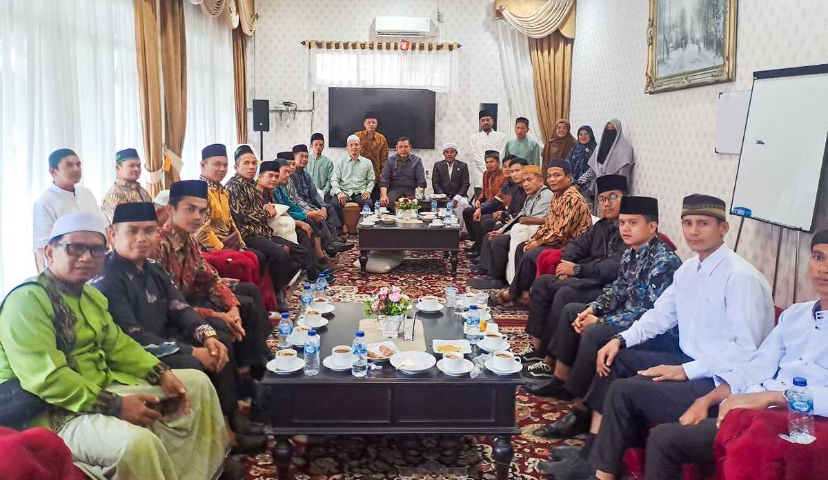 Bupati Solok, Epyardi Asda, menerima kedatangan rombongan Forum Komunikasi Pondok Pesantren (FKPP) se-Kabupaten Solok (Hmskabsolok)