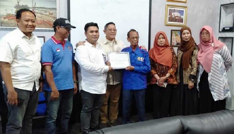 pt karimun granite dan karyawan Kepala Dinas Tenaga Kerja dan Perindustrian Kabupaten Karimun Ruffindy Alamsjah (tengah) berpose bersama perwakilan PT Karimun Granite, Ketua DPC SPSI Karimun, Anis Jasni dan eks karyawan usai pembayaran kekuarangan hak 174 eks karyawan di Kantor Disnakerperin Karimun, Kamis (5/9/2024). (foto: dokumentasi pribadi)