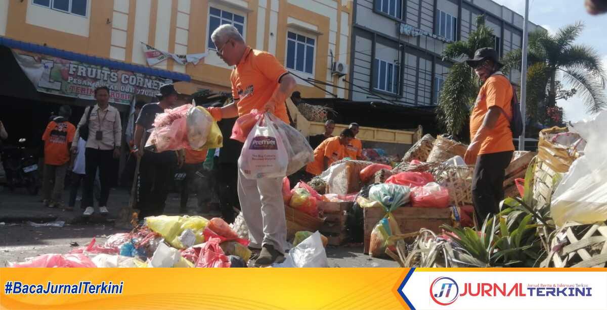 Calon Wakil Bupati Karimun nomor urut 3, Raja Bakhtiar membersihkan sampah yang menumpuk di area Pasar Puan Maimun, Tanjung Balai Karimun, Minggu (29/9/2024). (foto: dokumentasi pribadi)