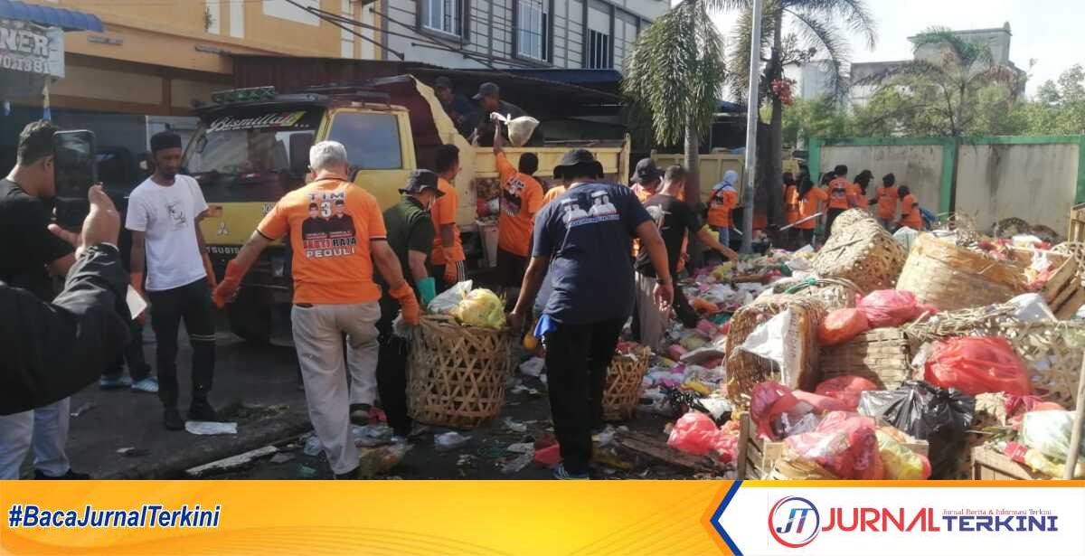 Calon Wakil Bupati Karimun nomor urut 3, Raja Bakhtiar bersama tim mengangkat sampah yang menumpuk di area Pasar Puan Maimun, Tanjung Balai Karimun, Minggu (29/9/2024). (foto: dokumentasi pribadi)