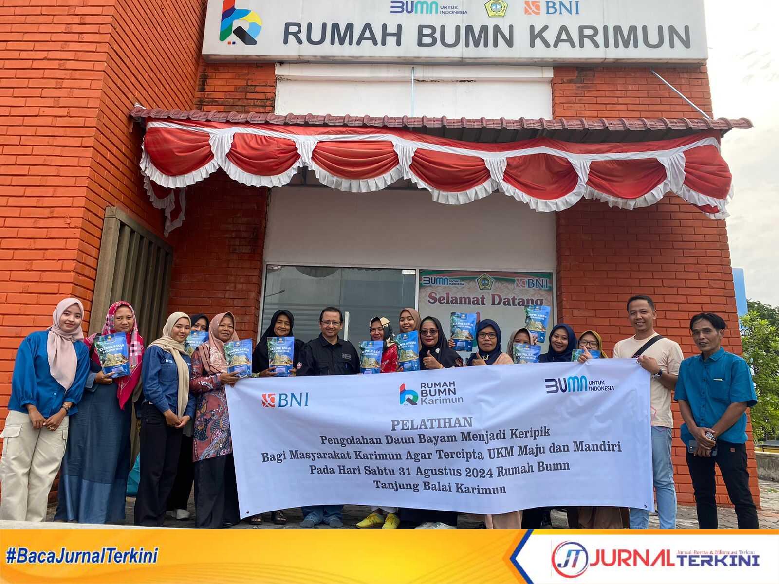 Para pelaku UMKM peserta pelatihan berpose di sela pelatihan membuat keripik bayam di Rumah BUMN Karimun, Coastal Area, Tanjung Balai Karimun,, Sabtu (31/8/2024). (jurnalterkini.id/jansen)