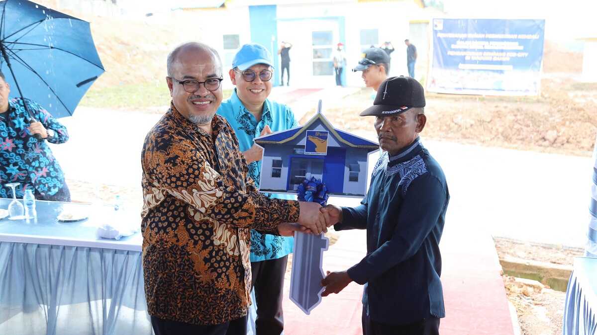 rumah warga rempang di tanjung banon-2 Plt Kepala BP Batam Purwiyanto secara simbolis menyerahkan kunci rumah baru kepada satu dari tiga warga Rempang pertama yang menyatakan bersedia pindah ke Tanjung Banon, Rabu (25/9/2024). (foto: humasbpbatam)