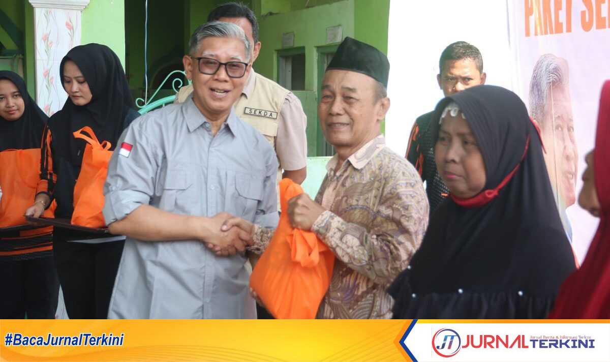 Pejabat (Pj) Walikota Tegal, Dadang Somantri saat menyerahkan sembako gratis, Di komplek Kelurahan Panggung. Sabtu (21/09/2024 ).(Foto: Humas Pemkot Tegal)