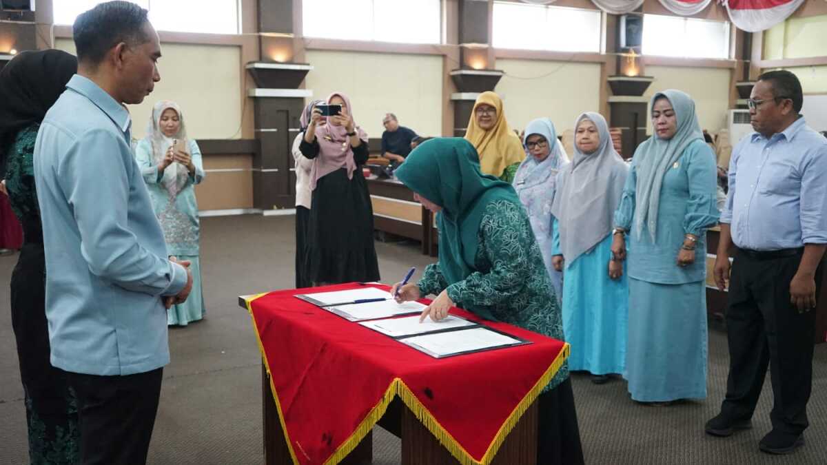 Penandatanganan komitmen bersama oleh perwakilan OPD terkait dalam acara Stop BABS Kabupaten Solok yang digelar pada Jumat, (6/9/2024).(Foto: Kominfokabsolok)
