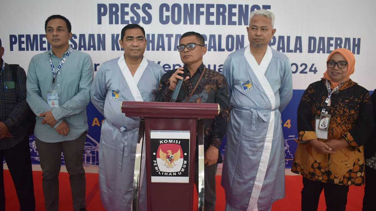 Ketua KPU Karimun Mardanus memberikan keterangan pers usai pemeriksaan kesehatan calon bupati dan wakil bupati Bakti Lubis dan Raja Bakhtiar di RSBP Batam, Sabtu (31/8/2024). (foto: kpukarimun)