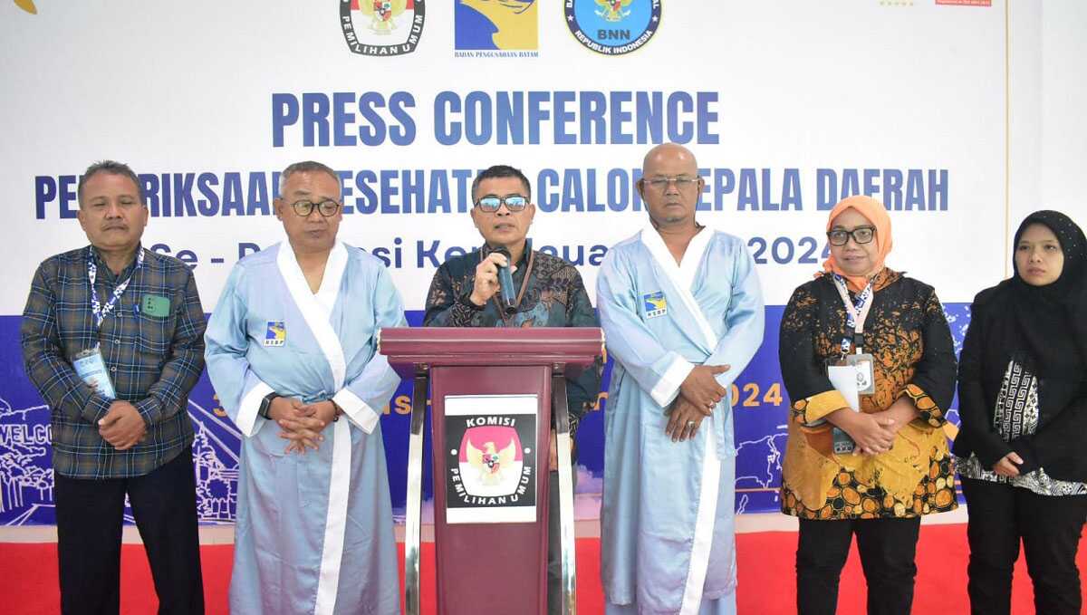 tes kesehatan firman-ery Ketua KPU Karimun Mardanus memberikan keterangan pers usai pemeriksaan kesehatan calon bupati dan wakil bupati Muhammad Firmansyah dan Ery Suwandi di RSBP Batam, Sabtu (31/8/2024). (foto: kpukarimun)