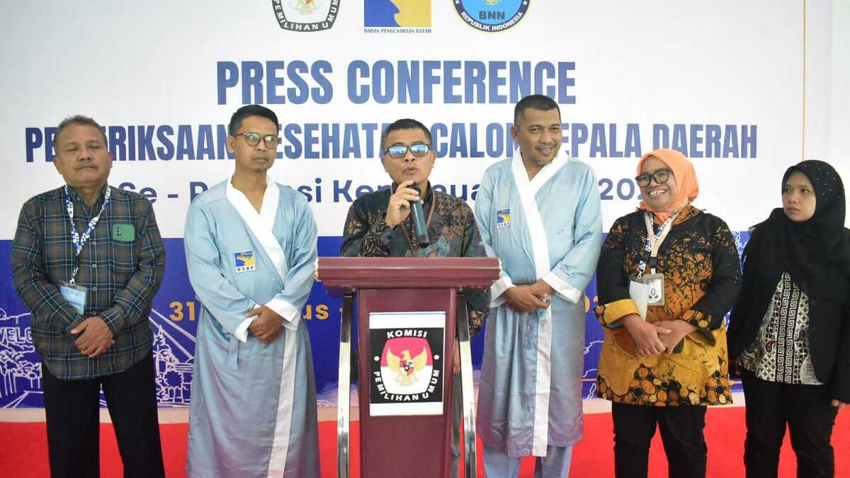 Ketua KPU Karimun Mardanus memberikan keterangan pers usai pemeriksaan kesehatan calon bupati dan wakil bupati Iskandarsyah dan Rocky Marciano Bawole di RSBP Batam, Sabtu (31/8/2024). (foto: kpukarimun)