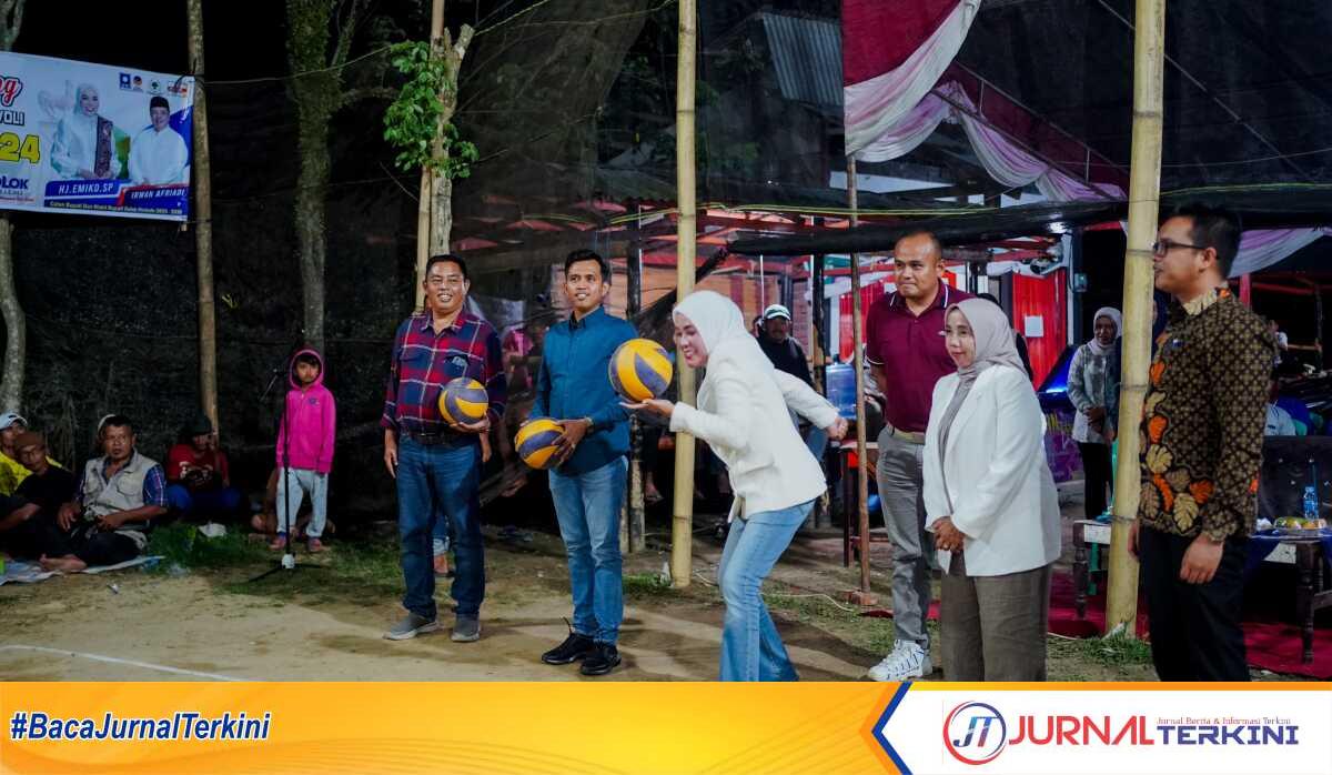 Emiko Epyardi Asda membuka secara resmi Turnamen Volley Ball ARBA Cup 2024, di Nagari Aripan, (8/9 2024).(foto Kominfokabsolok).