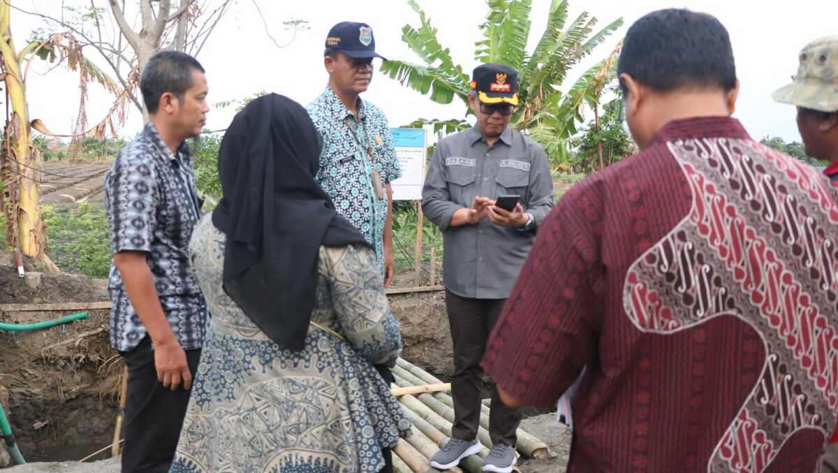 Pj. Walikota Tegal, Dadang Somantri saat monitoring kegiatan anggaran tahun 2024, Selasa 10/09/2024 di Kelurahan Slerok (Foto: Humas Pemkot Tegal)