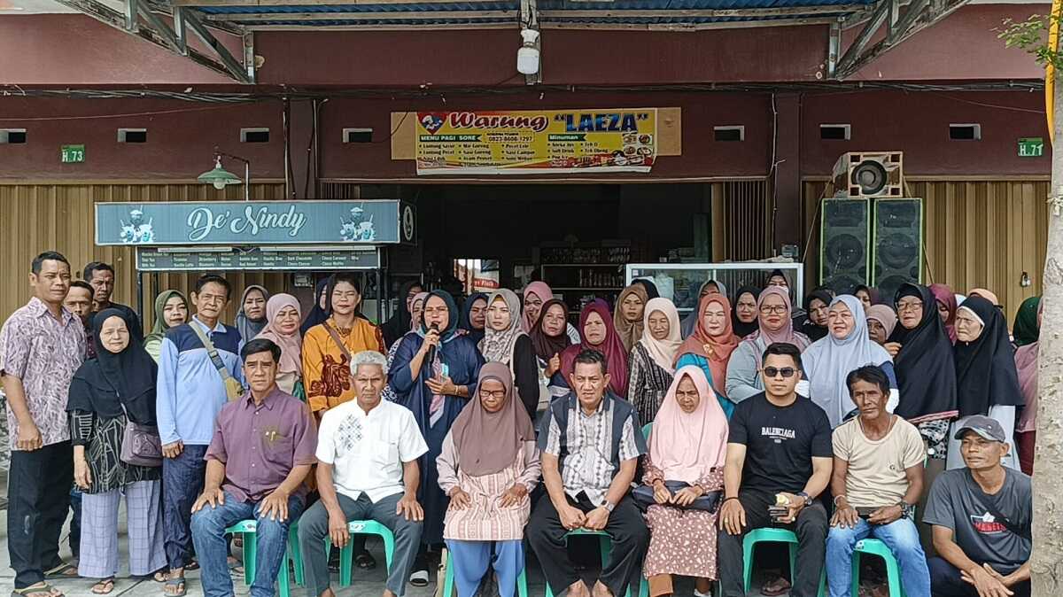 warga rempang pindah ke tanjung banon Beberapa warga terdampak Rempang Eco-City berpose di sebuah warung pada Sabtu (7/9/2024). Mereka mengaku senang akan menghuni rumah baru di Tanjung Banon. (foto: humasbpbatam)