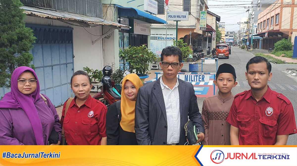 Koordinator Tim Penasihat Hukum (PH) keluarga Halimah alias Kalin, Parningotan Malau dari YLBH Rogate Batam saat memberikan keterangan tentang sidang mahkamah militer secara daring didampingi kakak korban Ningsih. (foto: dokumentasi pribadi)