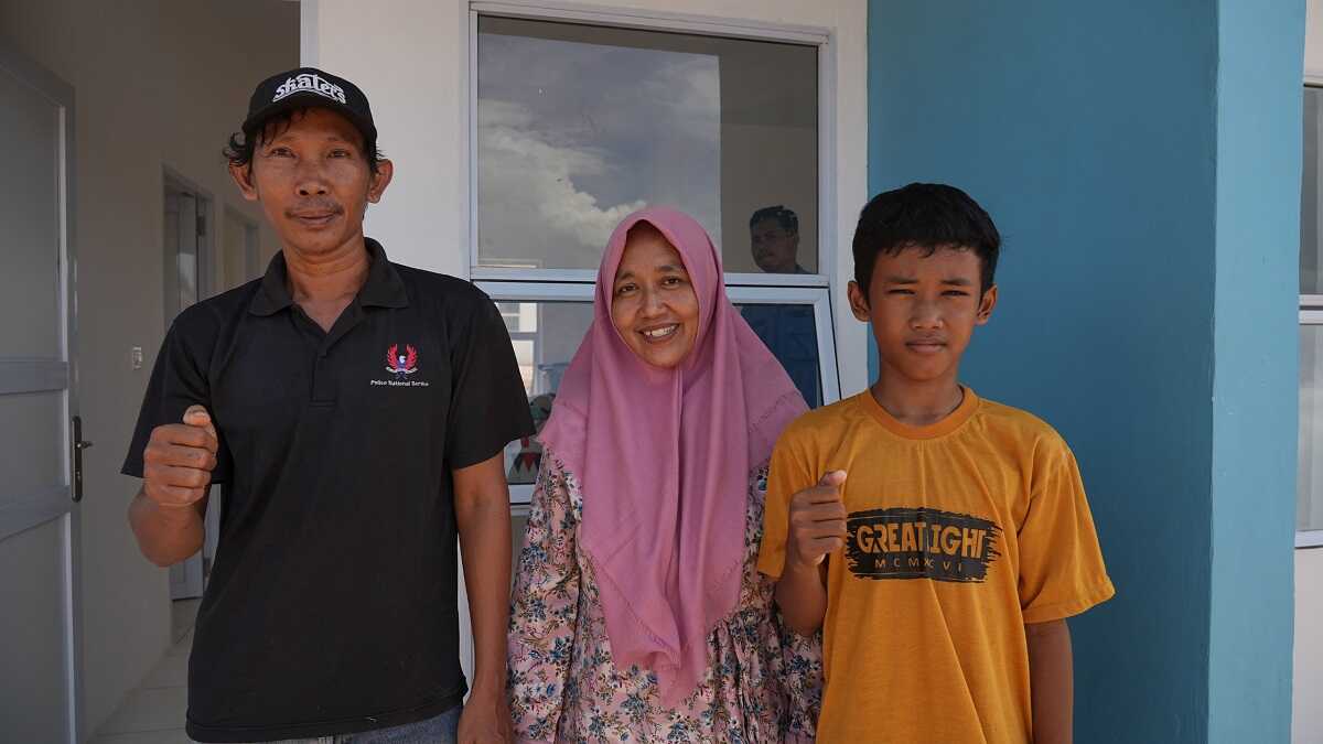 4 kk pindah ke tanjung banun Fahrudin bersama keluarga berpose di depan rumah baru di Tanjung Banun yang mulai ia tempati pada Kamis (3/10/2024). (foto: humasbpbatam)
