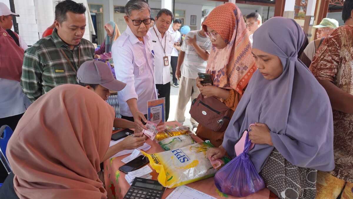 Pj. Walikota Tegal saat meninjau Gerakan Pangan Murah di Kelurahan Panggung Kecamatan Tegal Timur, Rabu (16/10/2024) (Foto: Humas Pemkot Tegal)