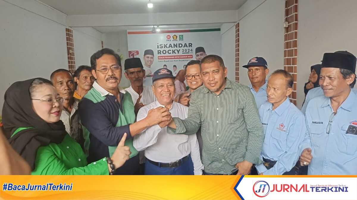Ketua DPC HNSI Kabupaten Karimun Abdul Latif (tengah), calon Wakil Bupati Karimun Rocky Marciano Bawole (kanan) dan mantan Gubernur Kepri Nurdin Basirun (kiri) berjabat tangan usai deklarasi dukungan dari HNSI Karimun untuk pasangan calon Iskandarsyah-Rocky Marciano Bawole (ISROCK) di Rumah Kemenangan ISROCK, Tanjung Balai Karimun, Kamis (3/10/2024). (JurnalTerkini.id/edy kencana)