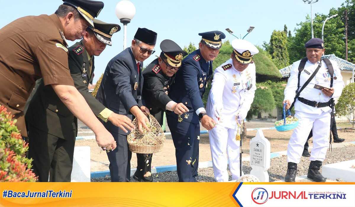 Pj. kota Tegal Dadang Somantri beserta Forkopimda saat tabur bunga di TMP, Jumat 04/10/2024. (Foto: Humas Pemkot Tegal)