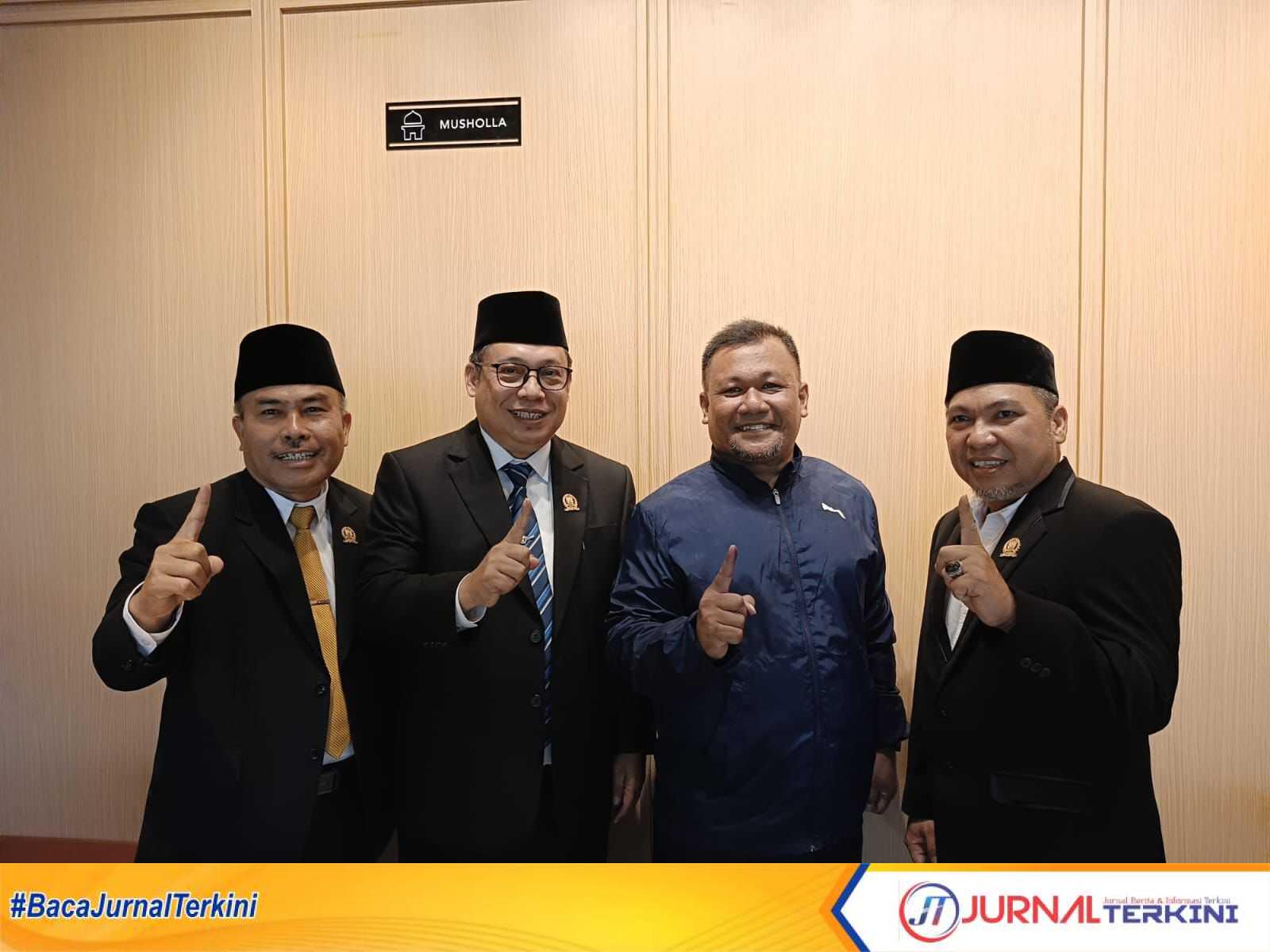 Hadi Candra, disambut langsung rekan seperjuangannya di panggung politik Natuna, yang kini telah menjadi anggota DPRD Provinsi Kepri Dapil Natuna-Anambas, yakni Daeng Amhar, Marzuki, dan Mustamin Bakri. (foto: dokumentasi pribadi)