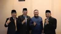 Hadi Candra, disambut langsung rekan seperjuangannya di panggung politik Natuna, yang kini telah menjadi anggota DPRD Provinsi Kepri Dapil Natuna-Anambas, yakni Daeng Amhar, Marzuki, dan Mustamin Bakri. (foto: dokumentasi pribadi)
