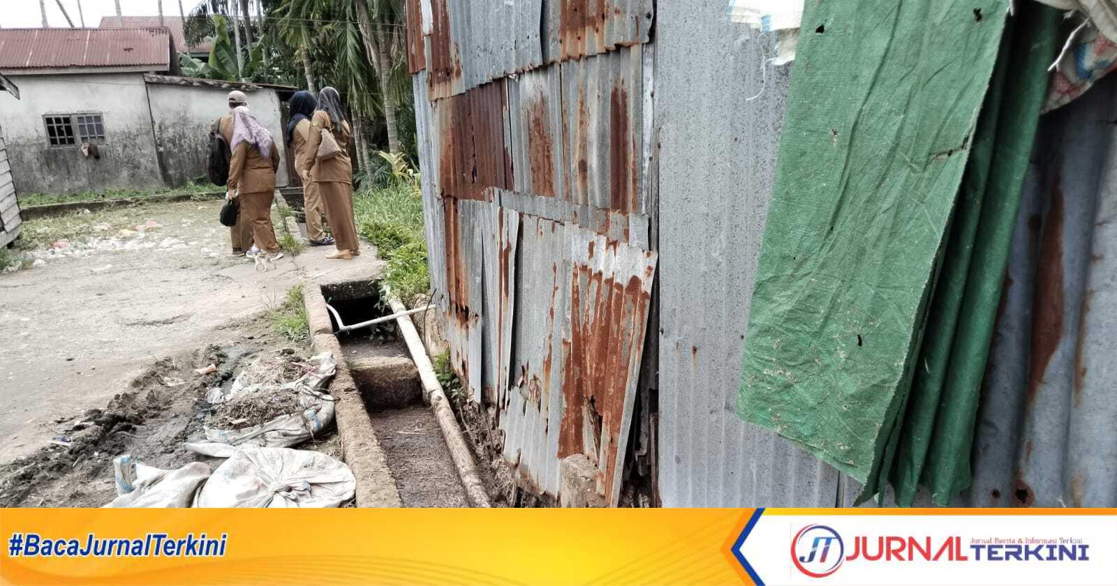 IMG-20241009-WA0053 Limbah yang diduga menimbulkan bau tidak sedap di kawasan Pasar Pagi Tembilahan, Rabu (9/10/2024). (JurnalTerkini.id/Abdullah)