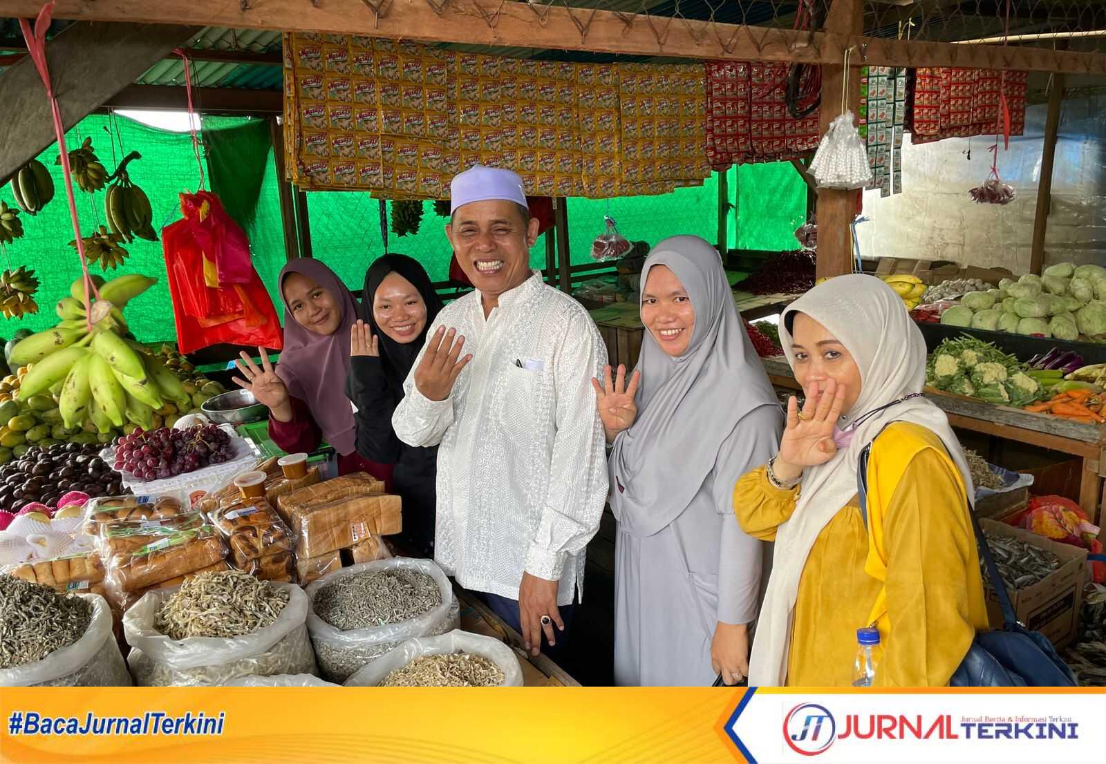 Haji Herman berfoto bersama gadis penjual ikan asin di Desa Lubuk Kempas, Jumat (11/10/2024). (JurnalTerkini.id/abdullah)