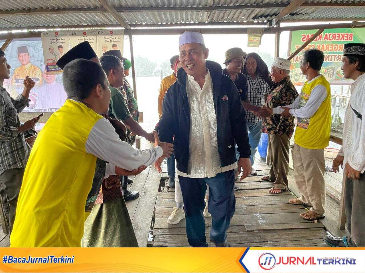 IMG-20241011-WA0035 Calon Bupati Indragiri Hilir (Inhil) H Herman tiba untuk berkampanye di Dusun Teluk Lanjut, Desa Beringin Jaya, Kecamatan Pelangiran, Jumat (11/10/2024). (JurnalTerkini.id/abdullah)