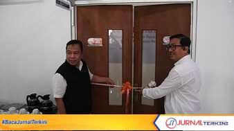 IMG-20241013-WA0016 Sekda Natuna, Boy Wijanarko (baju putih), saat meresmikan Klinik Perencanaan Daerah (KeREN). Rabu, 9 Oktober 2024. (foto : dokumentasi pribadi)