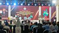 IMG20241020203058 Ketiga Pasangan Calon (Paslon) peserta Pilkada saat di podium dalam debat publik pertama yang diselenggarakan oleh KPU Kabupaten Pamekasan di Ballroom Hotel Azana Style Pamekasan, Minggu 20/10/24 (jurnalterkini.id/fiki)
