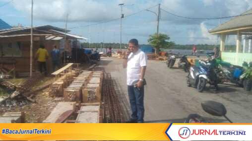 Dardani saat melihat sejumlah fasilitas dan pembangunan di Pelabuhan Pering. (foto: dokumentasi pribadi)