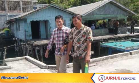 IMG_20241006_211848 Anggota DPRD Natuna, Azi (baju kotak-kotak), saat tiba di Pelabuhan Pompong Selat Lampa, dan bersiap untuk menyeberang ke Pulau Tiga Barat. (foto: dokumentasi pribadi)