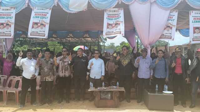 KKB Meranti dukung isrock-1 Calon Bupati dan Wakil Bupati Karimun nomor urut 1, Iskandarsyah-Rocky Marciano Bawole bersama para pengurus dan warga KKB Meranti dalam acara kampanye dan deklarasi di lapangan depan Sekretariat KKB Meranti, Jalan Poros, Karimun, Minggu (13/10/2024). (JurnalTerkini.id/edy kencana)