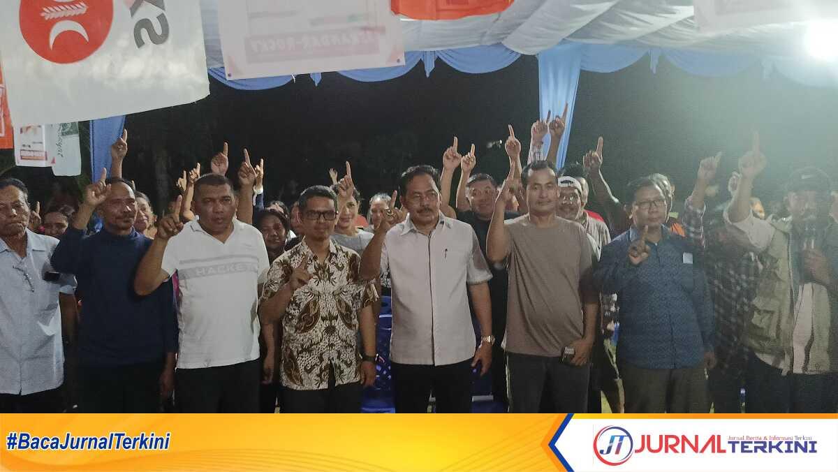 Calon Bupati dan Wakil Bupati Karimun nomor urut 1, Iskandarsyah-Rocky Marciano berpose bersama warga saat berkampanye di Kali Baru, Kelurahan Sungai Lakam Timur, Kecamatan Karimun pada Jumat (25/10/2024). (JurnalTerkini.id/edy kencana)