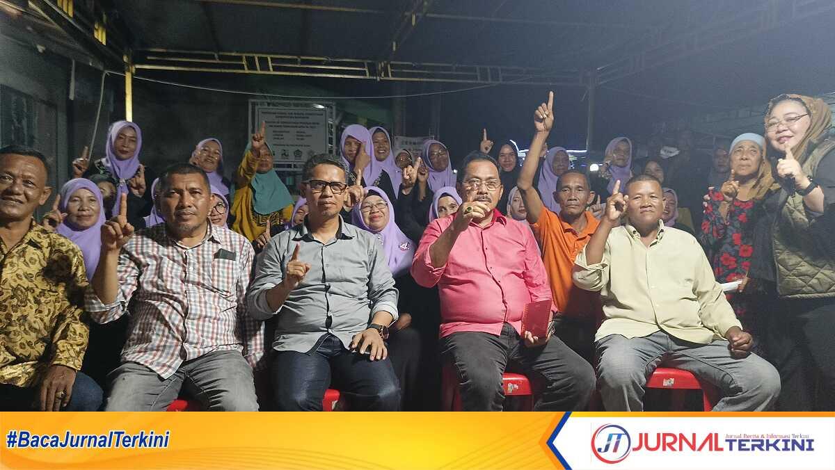 Kampanye isrock di kuda laut Pasangan calon Bupati dan Wakil Bupati Karimun Iskandarsyah-Rocky Marciano Bawole dan mantan Gubernur Kepri Nurdin Basirun bersama massa dalam kampanye di Kuda Laut, Sei Lakam, Tanjung Balai Karimun, Selasa (22/10/2024). (JurnalTerkini.id/edy kencana)