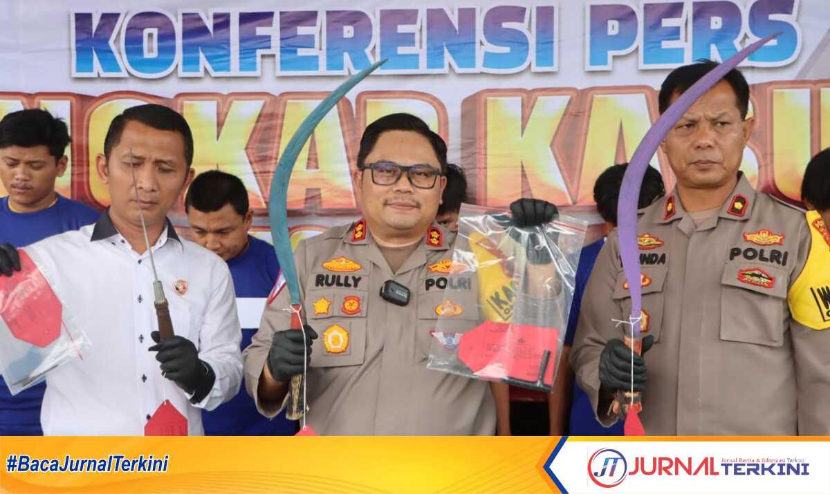 Kapolres Tegal Kota, Rully Thomas menunjukkan Barang Bukti saat konferensi Pers, di Halaman Polres Tegal Kota, Rabu (09/10/2024). (Foto: JurnalTerkini.id/Supriyadi)