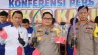 Kapolres Tegal Kota, Rully Thomas menunjukkan Barang Bukti saat konferensi Pers, di Halaman Polres Tegal Kota, Rabu (09/10/2024). (Foto: JurnalTerkini.id/Supriyadi)