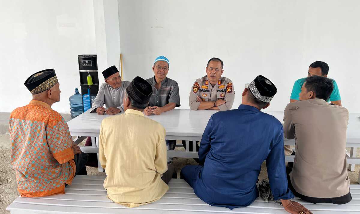 Kapolsek Cerenti AKP Dadan sedang menyampaikan imbauan dan ajakan sukseskan Pilkada Damai kepada tokoh masyarakat di halaman Masjid Al Hidayah Desa Kampung Baru, Kamis (10/10/24). (JurnalTerkini.id/canggih)