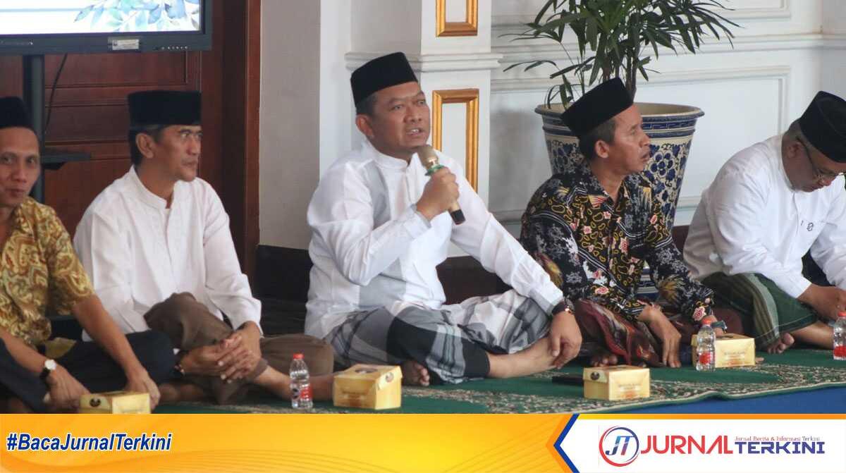 Pj. Walikota Tegal saat acara Doa bersama, di Rumah Dinas Walikota Komplek Balai Kota Tegal, Sabtu (26/10/2024). (Foto: Humas Pemkot Tegal)