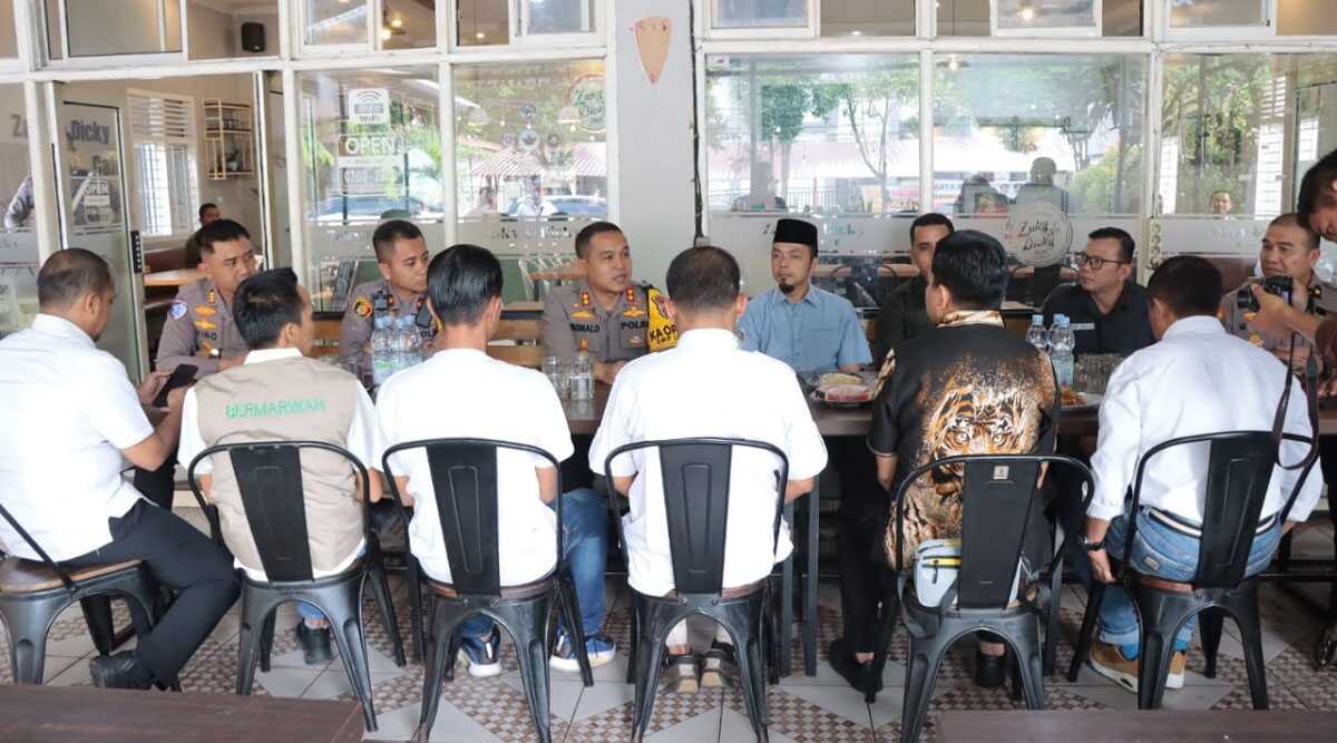Polres kampar coffee morning bersama kpu Keterangan gambar : Kapolres Kampar didampingi PJU Polres Kampar tampak sedang berdiskusi dengan Komisioner KPU, Bawaslu dan Tim Paslon Pilkada Kampar 2024, di salah satu cafe di Bangkinang Kota, Senin, (7/10/24). (Foto: Humas Polres Kampar)