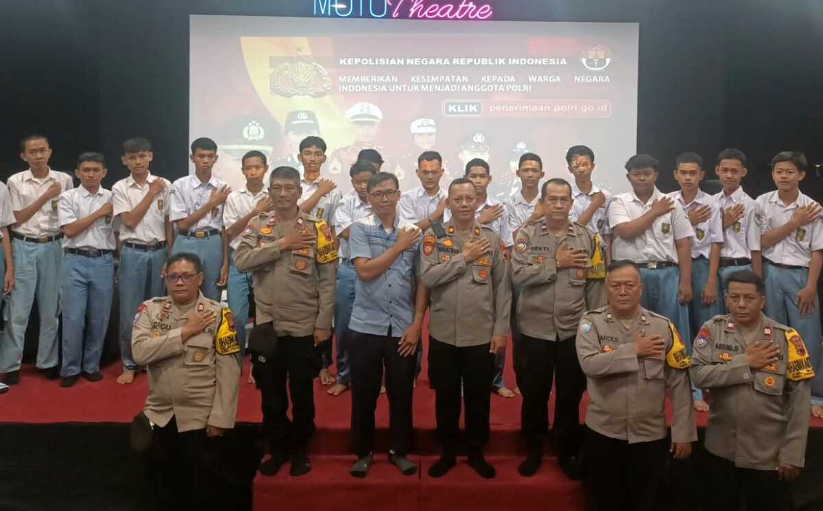 Polsek tegal kota Anggota Polsek Tegal Timur Saat Sosialisasi di SMK MUTU Kota Tegal, Selasa (22/10/2024). (Foto: Humas Polres Tegal Kota)