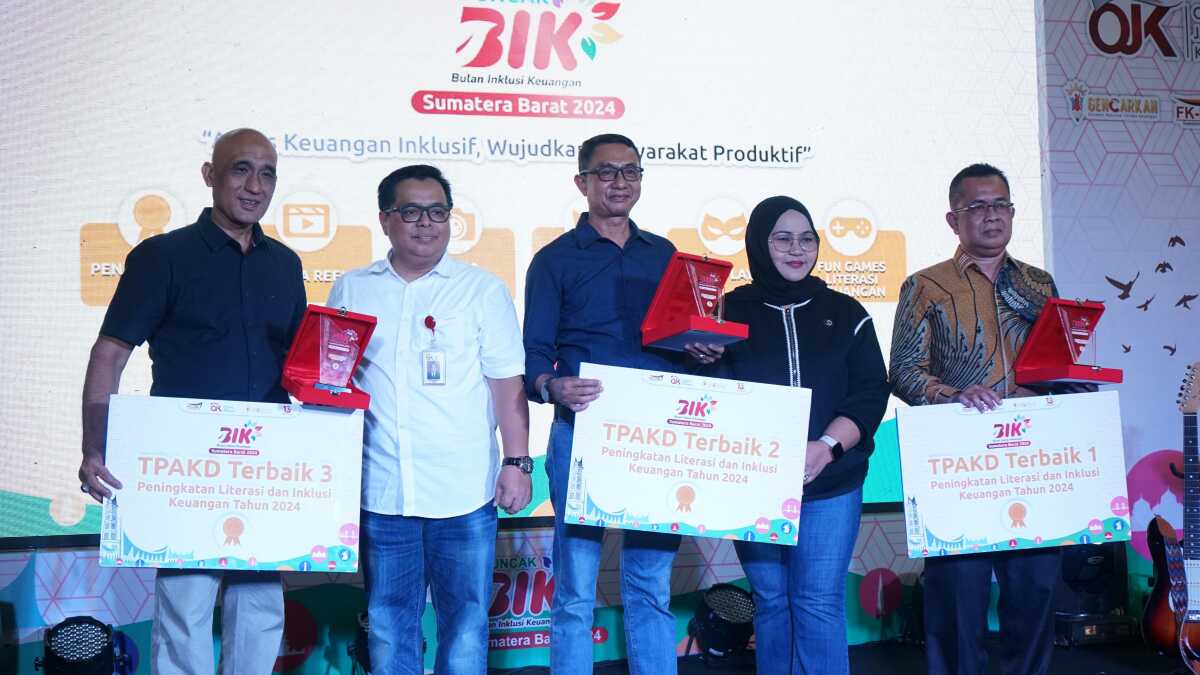 Pemkab Solok meraih penghargaan TPAKD tiga terrbaik di Sumbar yang diterima oleh Eva Nasri, SH, MM (Foto: Diskominfo Solok)
