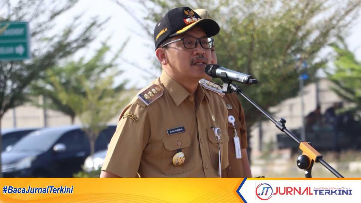 apel ASN brebes Pj. Bupati Brebes Djoko Gunawan saat memimpin apel di halaman Kantor Pelayanan Terpadu, Senin 30/09/2024 (Foto: Humas Kominfo Kabupaten Brebes)