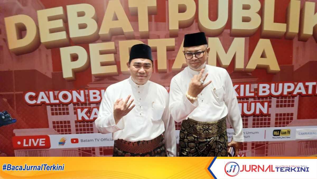 Calon Bupati dan Wakil Bupati Karimun nomor urut 3 Bakti Lubis-Raja Bakhtiar usai debat terbuka yang digelar KPU Karimun di Hotel Aston Karimun City, Tanjung Balai Karimun, Sabtu (19/10/2024) malam. (JurnalTerkini.id/edy kencana)